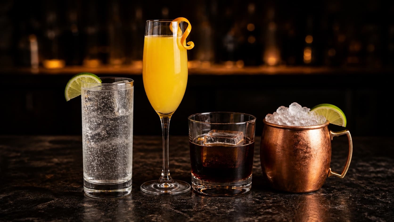 Gin & Tonic, Mimosa, Black Russian och Virgin Moscow Mule på en mörk bardisk.