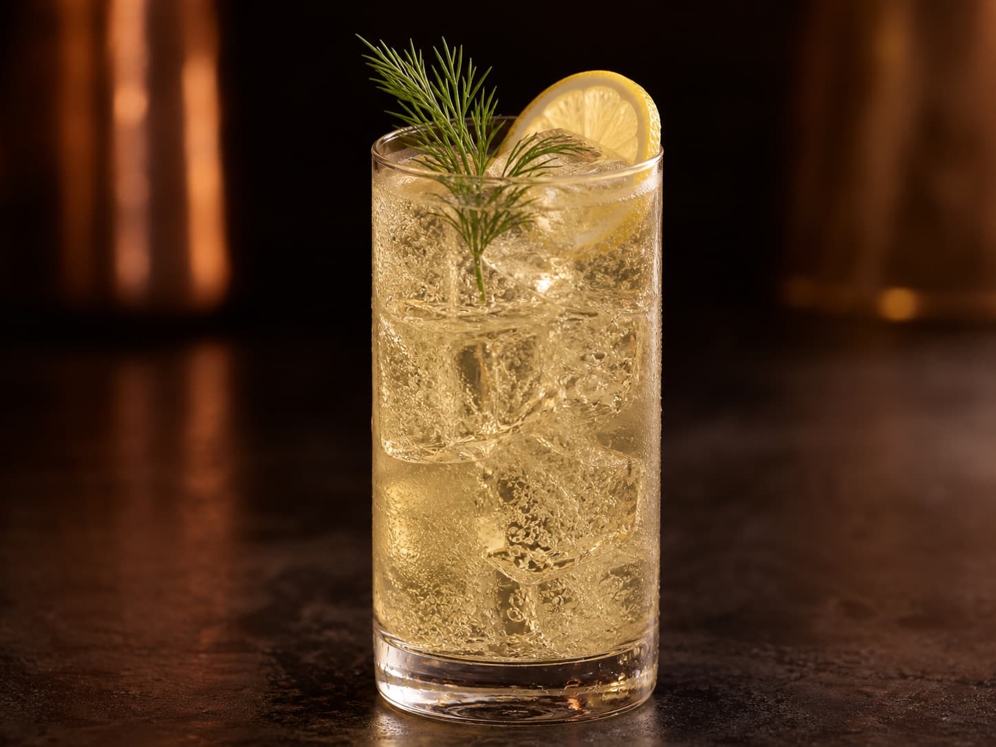 Akvavit Collins i ett högt glas med is, citron och dill.