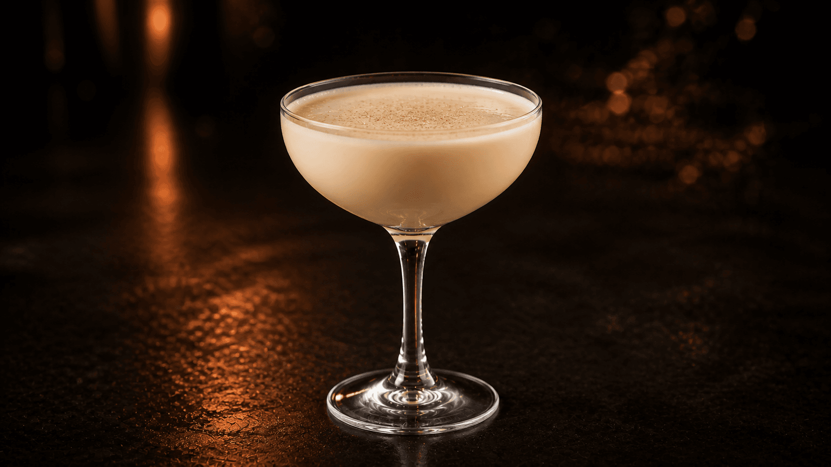Brandy Alexander i coupeglas med muskot.