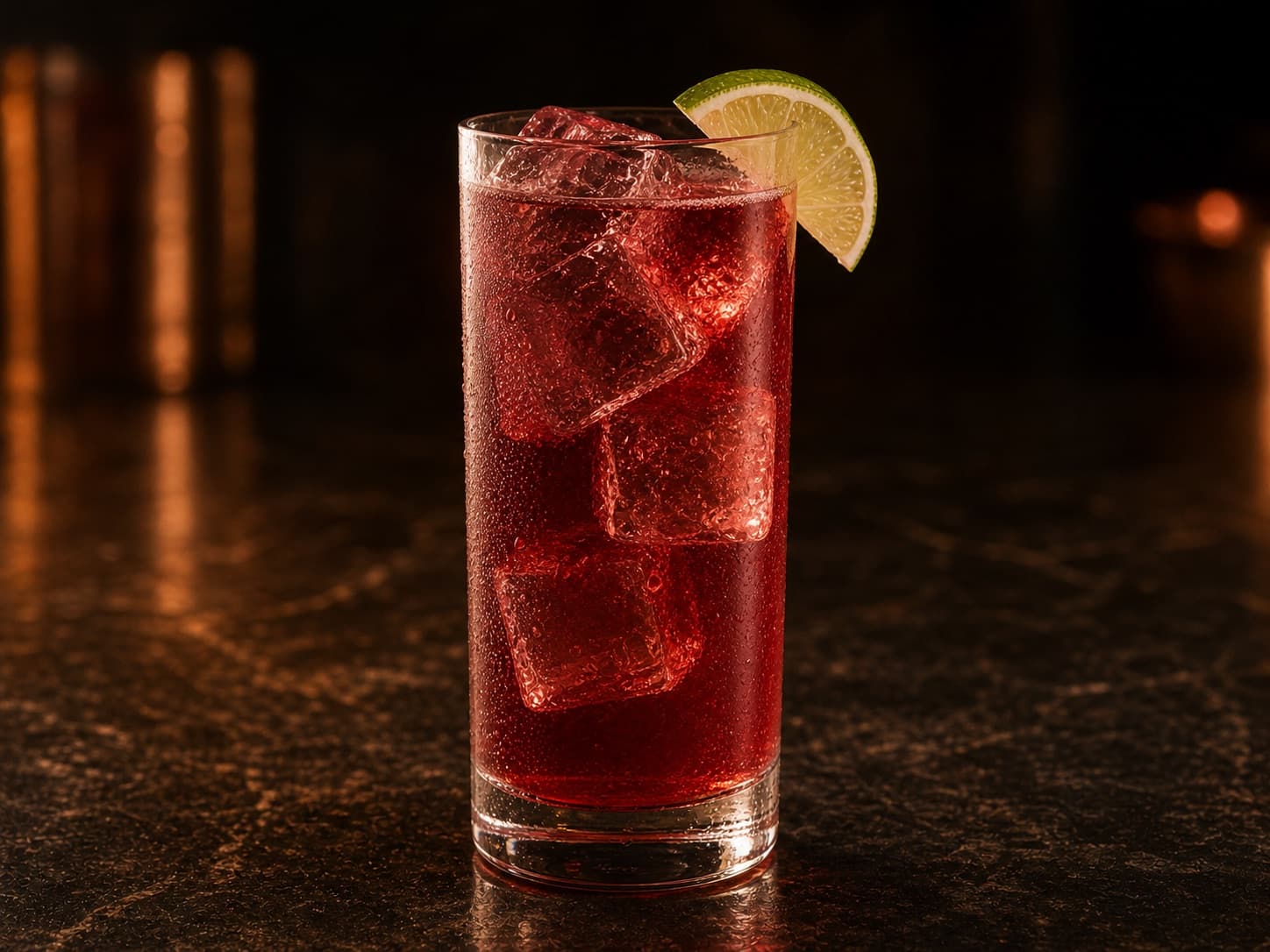 Cape Codder i ett highballglas fyllt med is och klar röd tranbärsdrink.
