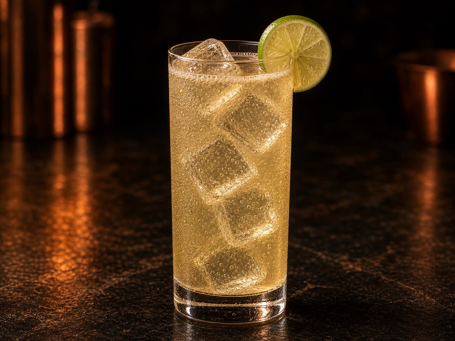 Gin Buck i ett highballglas fyllt med is och klar, bubblig ginger beer-drink.