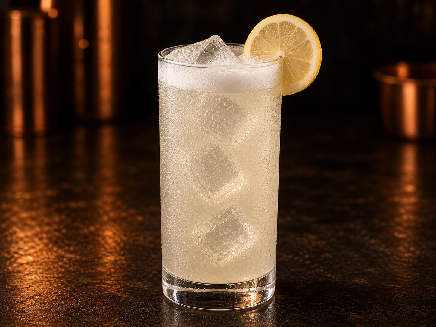 Gin Fizz i ett kylt highballglas med klar, bubblig citrondrink utan is.