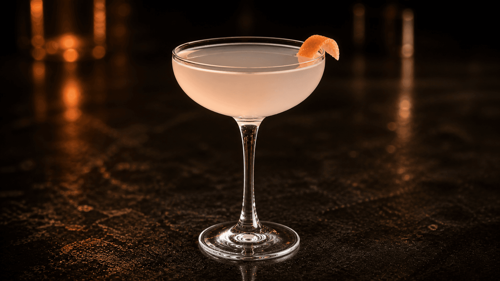 Hemingway Daiquiri i coupeglas med blekt rosa cocktail och liten grapefruktzest.