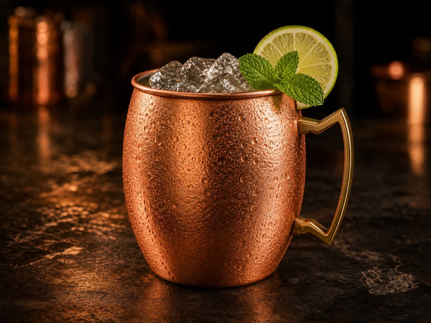 Mexican Mule i en kopparmugg fylld med is och klar, bubblig ginger beer-drink.