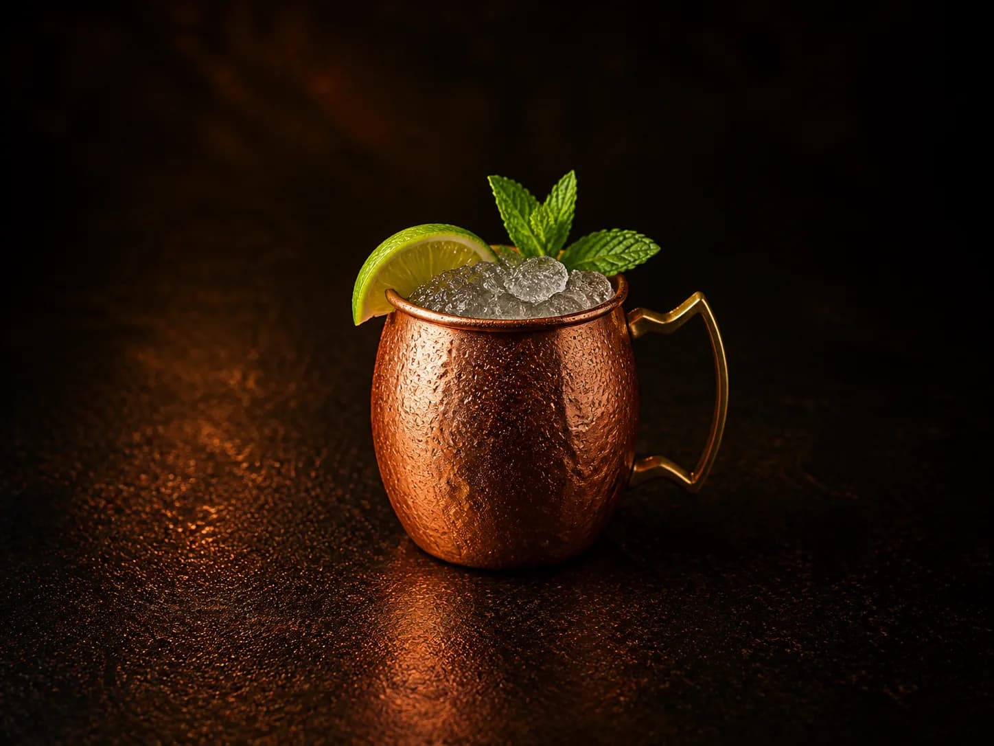 Moscow Mule i en kopparmugg fylld med is.