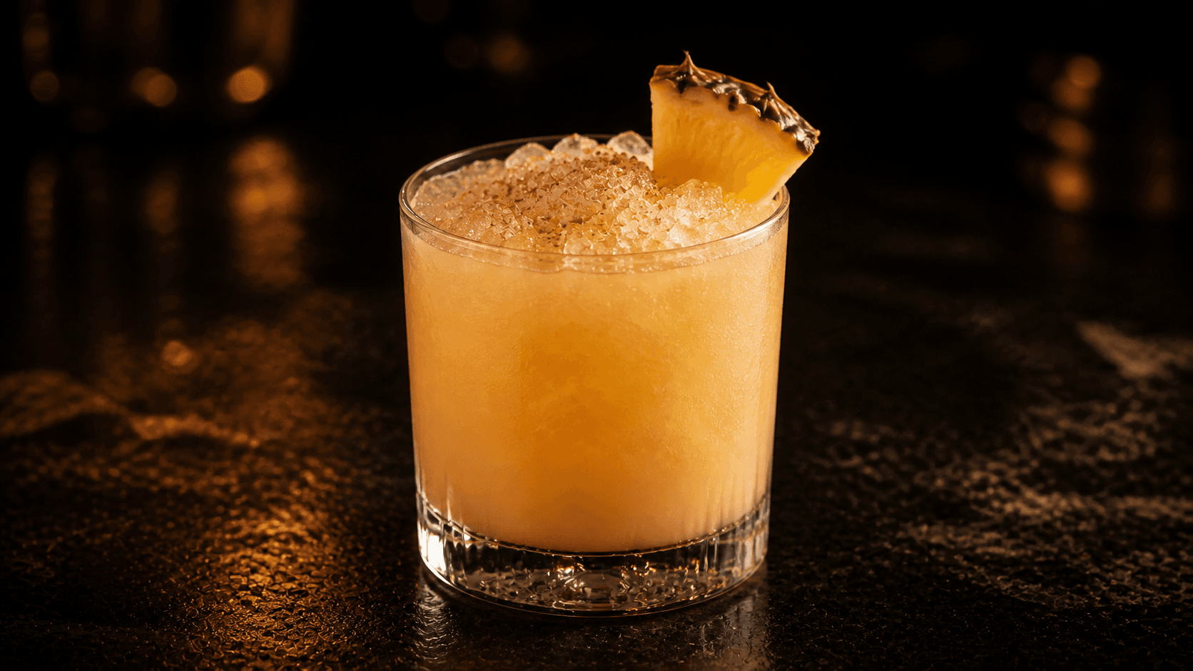 Painkiller i double rocks-glas med krämig gyllene drink, krossad is, ananas och riven muskot.