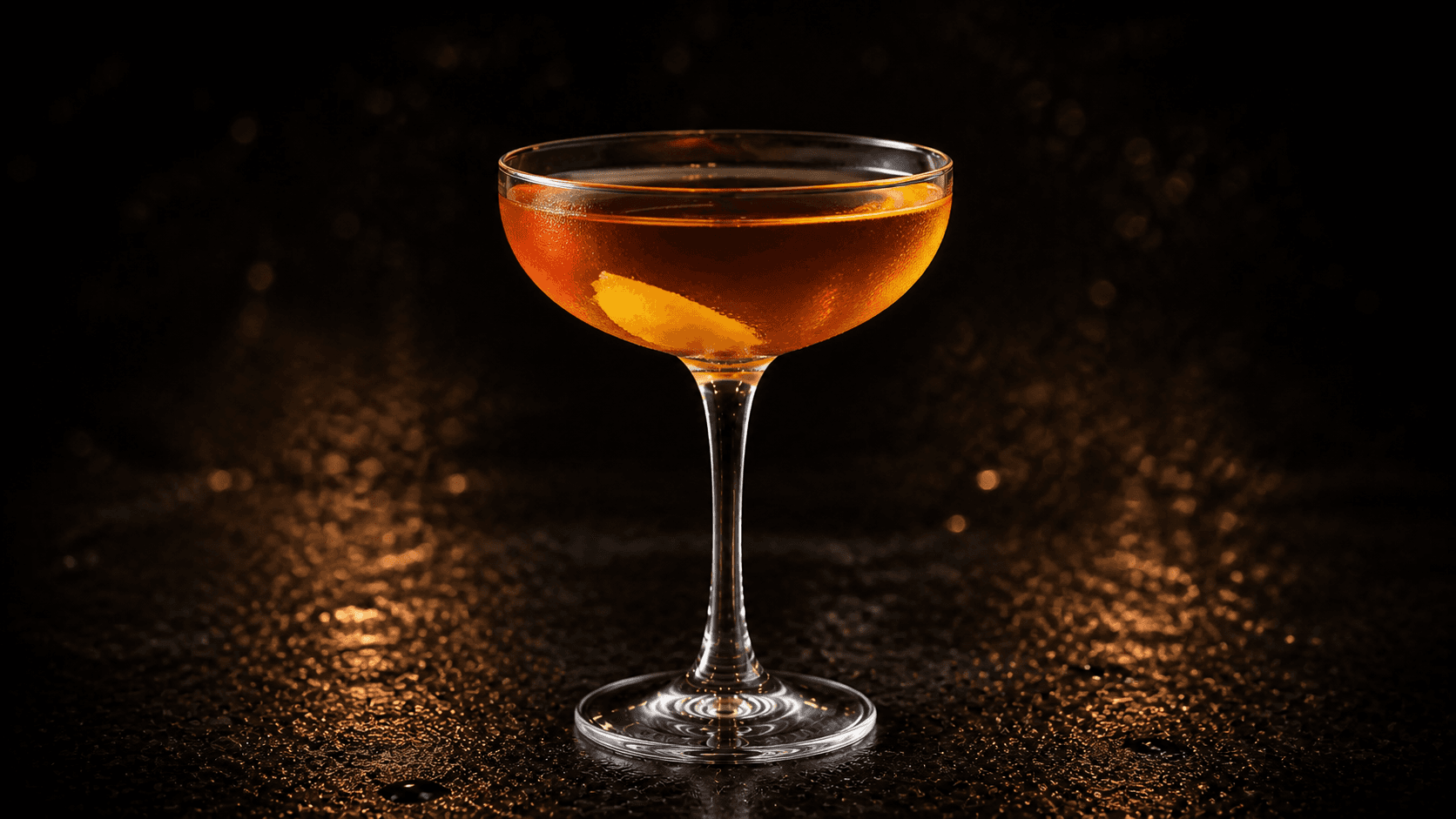 Paper Plane i ett kylt coupeglas med klar orange cocktail och en kort citronzest.