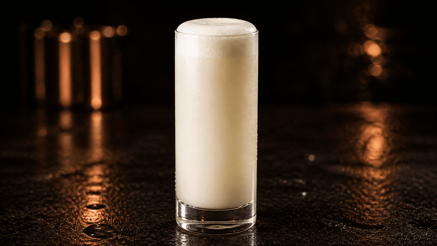 Ramos Gin Fizz i ett högt Collinsglas med krämig vit drink och naturlig skumkrona.
