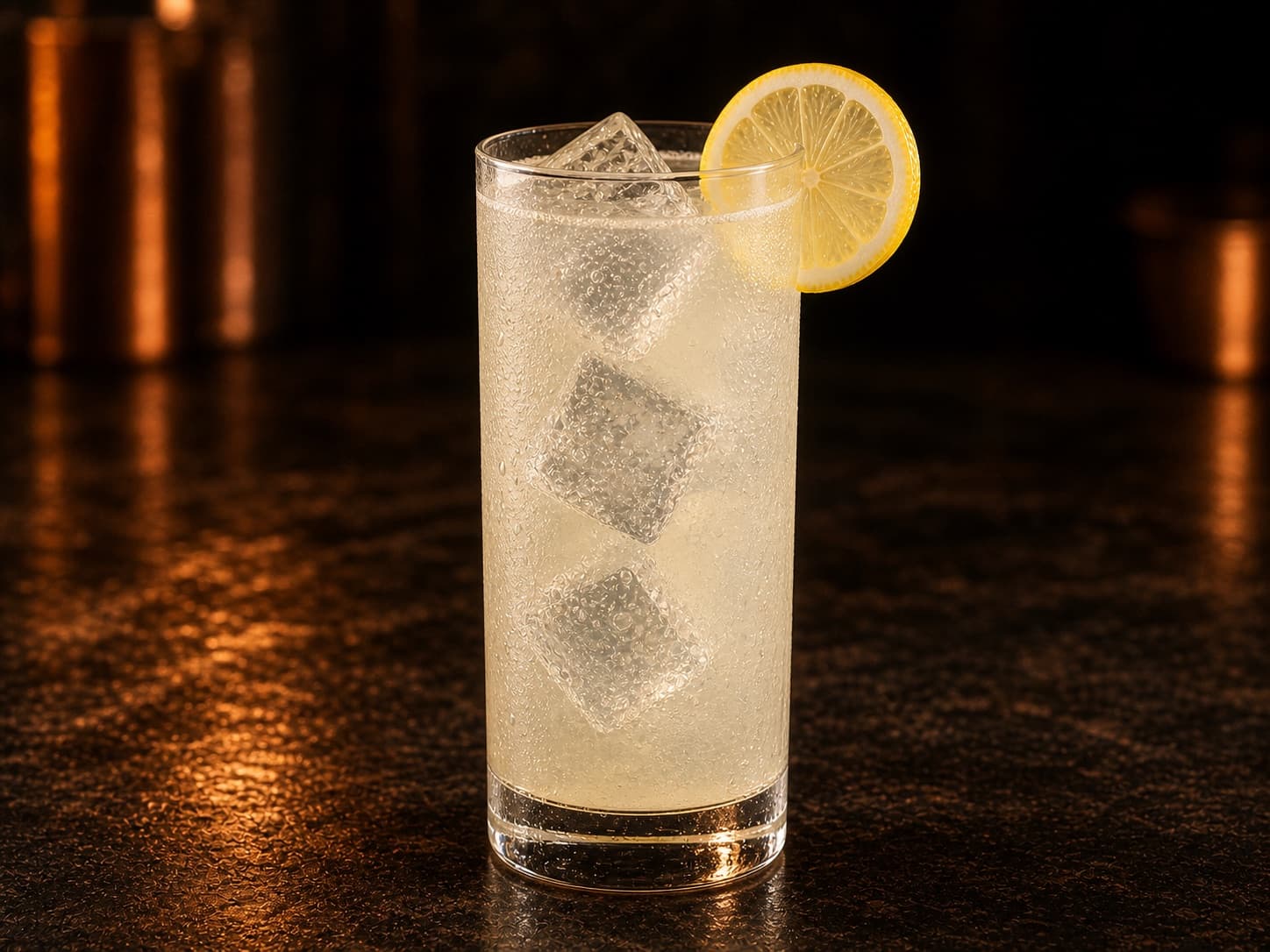 Vodka Collins i ett highballglas fyllt med is och klar, bubblig citrondrink.