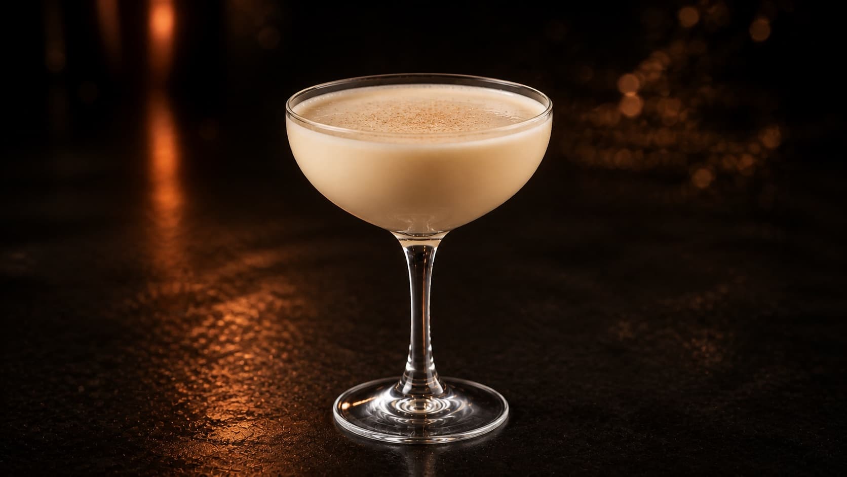 Brandy Alexander i coupeglas med muskot.