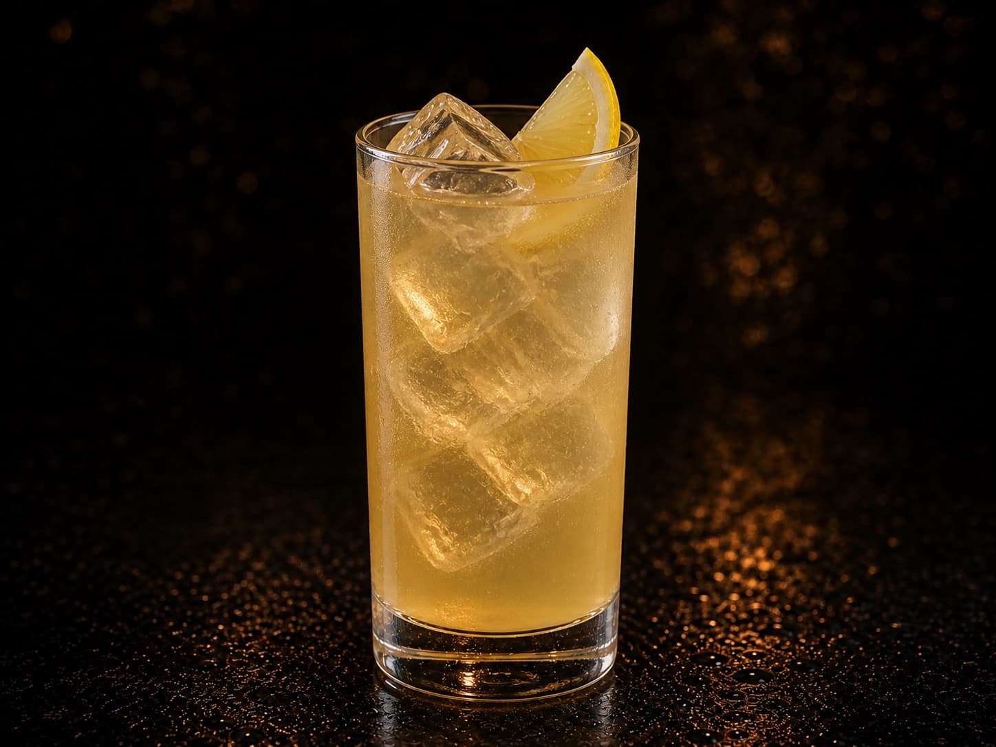 Lynchburg Lemonade i ett highballglas med gyllene drink, is och citronklyfta.
